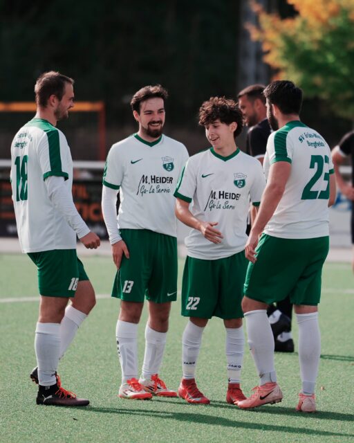 ⏸️ Unsere Zweite hat zwei Wochen spielfrei. 

Die perfekte Gelegenheit, noch einmal auf das vergangene Wochenende zu schauen: Im Nachbarschaftsduell gegen den SV Glienicke II teilte sich unsere Mannschaft die Punkte. Den Ausgleichstreffer kassierten unsere Jungs in der Schlussminute. Nichtsdestotrotz bleibt man das dritte Spiel in Folge ungeschlagen. 

#bergfelderjungs