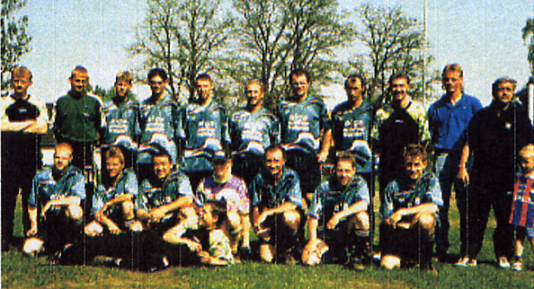 Mannschaftsfoto der 1990er Jahre mit Trainer H. Rapsch